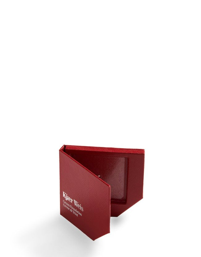 Kjaer Weis - Red Edition Packaging Cream Foundation - Naturkosmetik